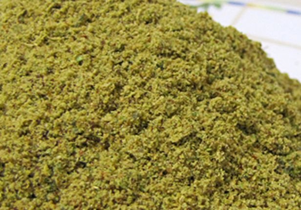 Ground tamarind leaves into powder